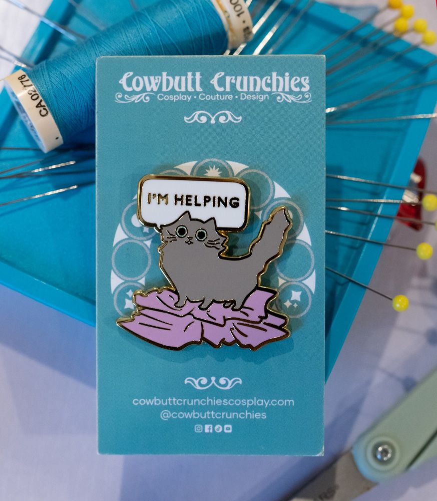 Cosplay Cat Enamel Pin - I'm Helping - Image 3